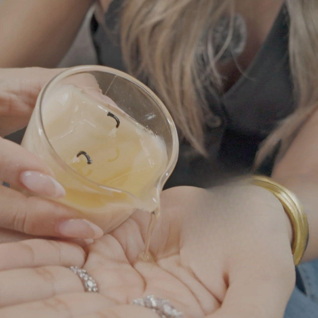 Aplicación de serum facial tibio para ritual de hidratación y antienvejecimiento natural.