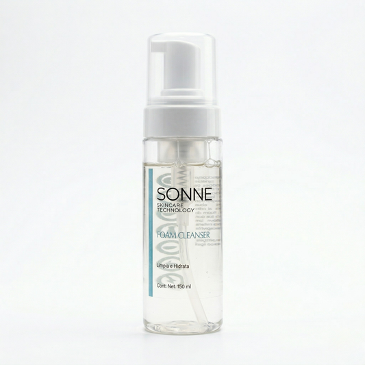 Envase de Foam Cleanser de Sonne Skincare mostrando la textura de espuma blanca con té verde.