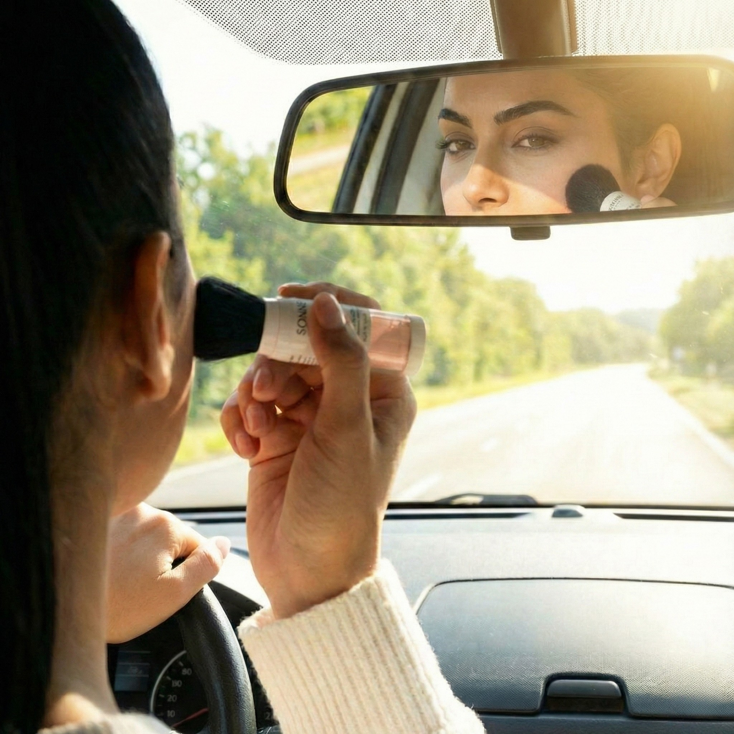 Uso de protector solar en polvo sobre el maquillaje para retoque diario.