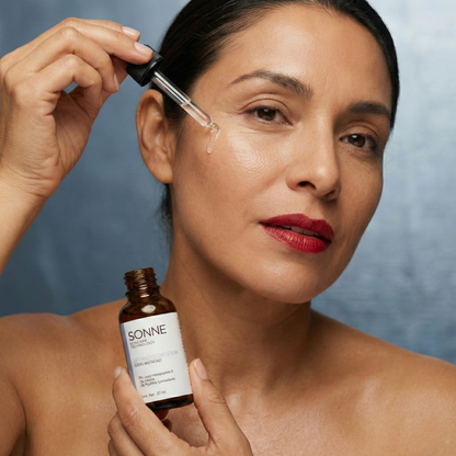 Masaje facial ascendente aplicando el suero reafirmante Lift & Glow de Sonne